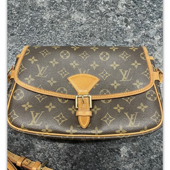 Louis Vuitton crossbody - Picture 2 of 5